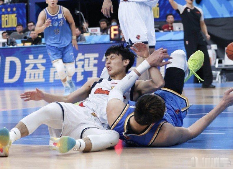 徐杰受伤cba常规赛 杜锋：徐杰软组织挫伤还需观察，奎因大腿拉伤还需一周恢复。北