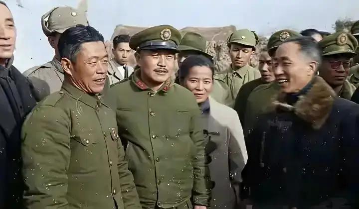 这是1948年冬，淮海战役陈官庄战场，这是邱清泉和杜聿明在当时接见南京慰问团时的