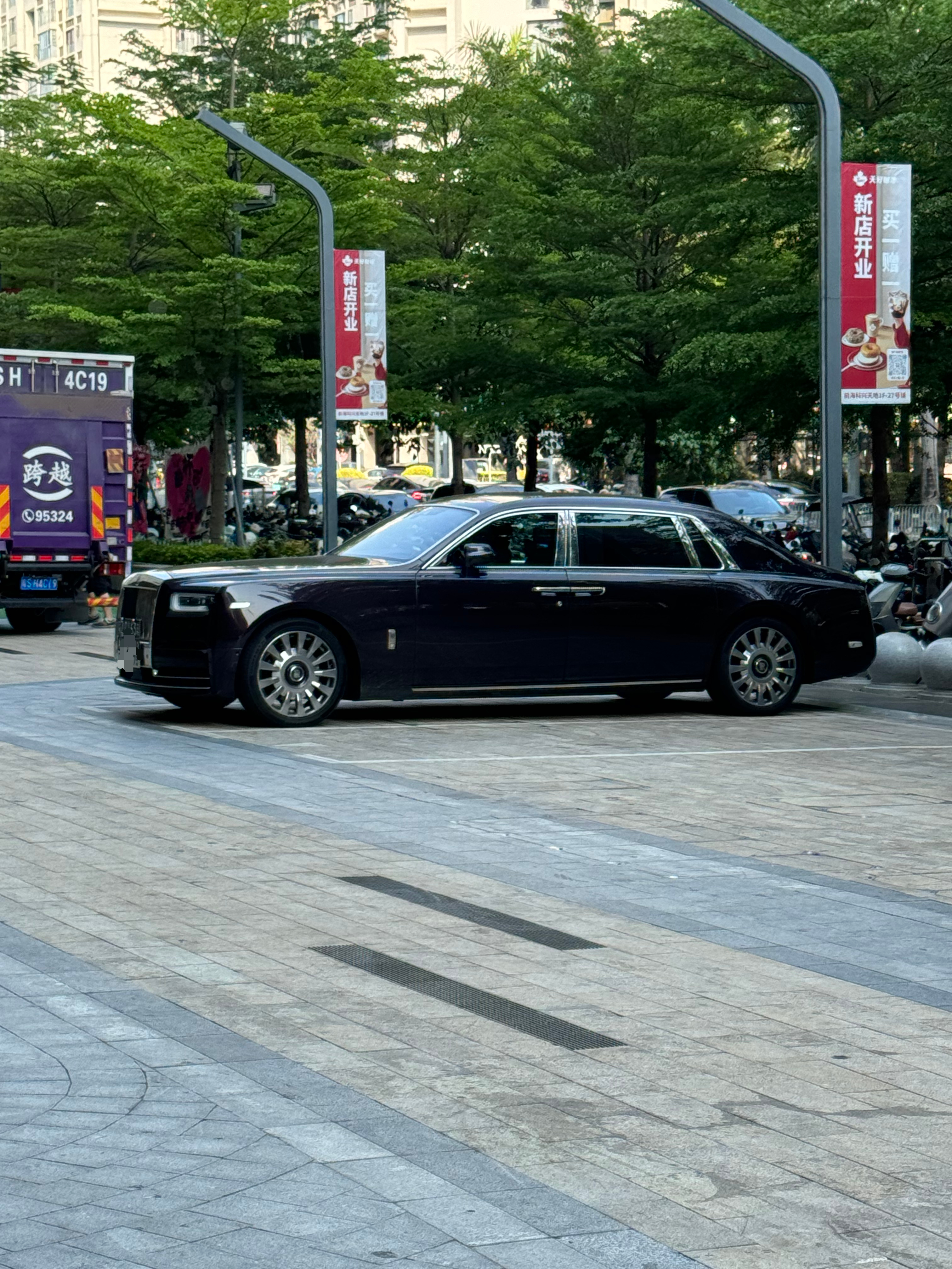 路边看到了一台劳斯莱斯幻影。气场是真不一样，侧面看着也很长（车长5.7米），比尊
