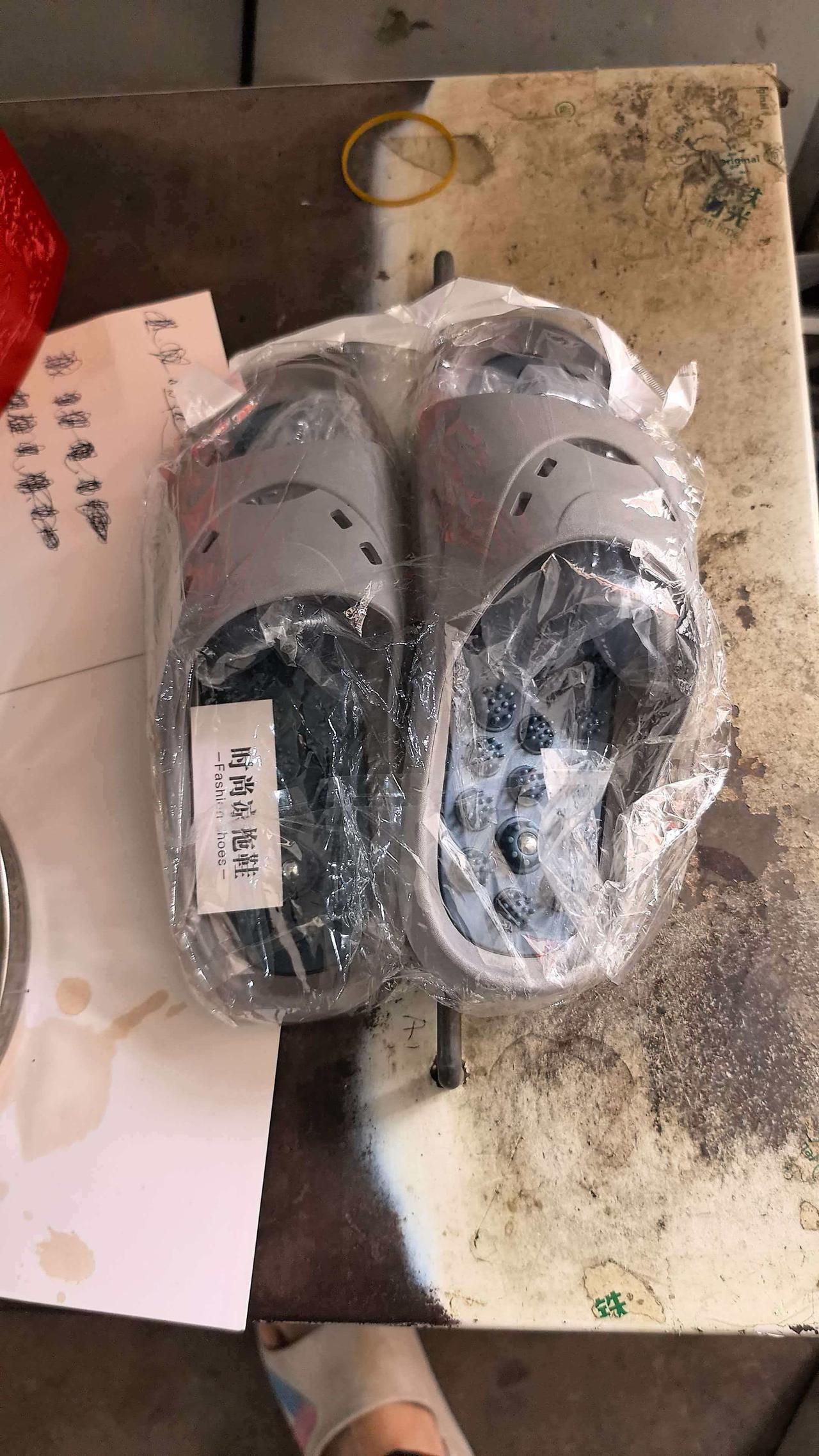 中午我差点以为自己遇见诈骗了。
上午十一点一条快递到货消息发到我手机里。
地址是