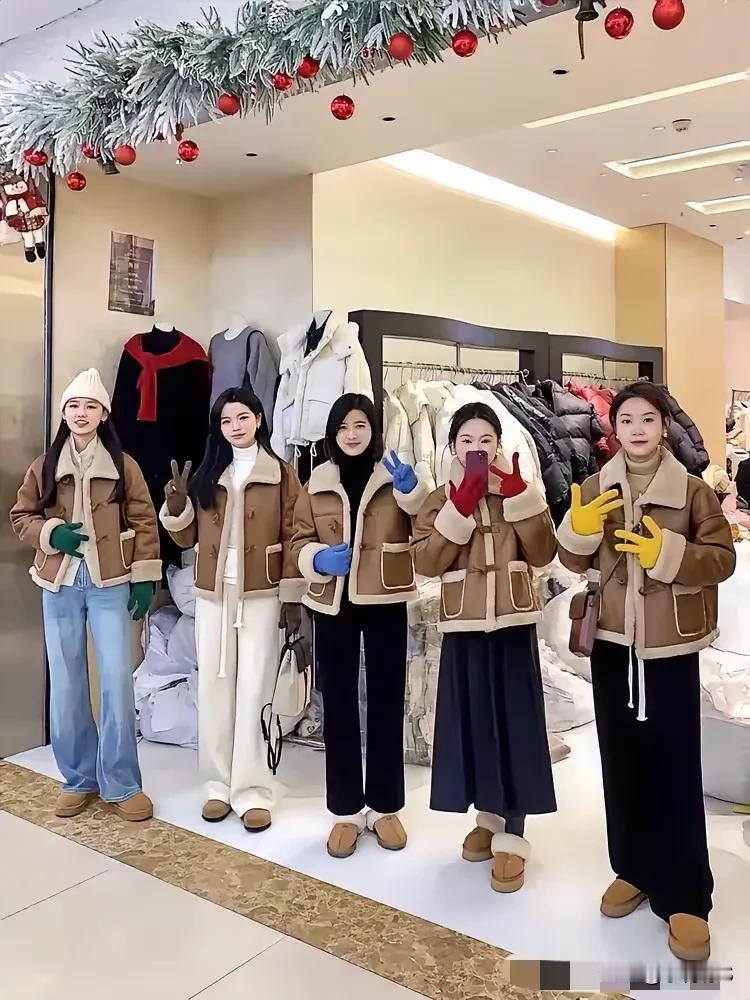 事实证明，白色才是冬天百搭色，同一件上衣，还是觉得白色裤子搭出来更加干净利落，黑