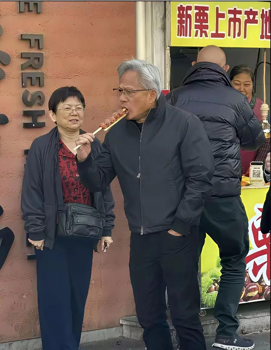 万万没想到，这么富有的一个人也吃路边摊……