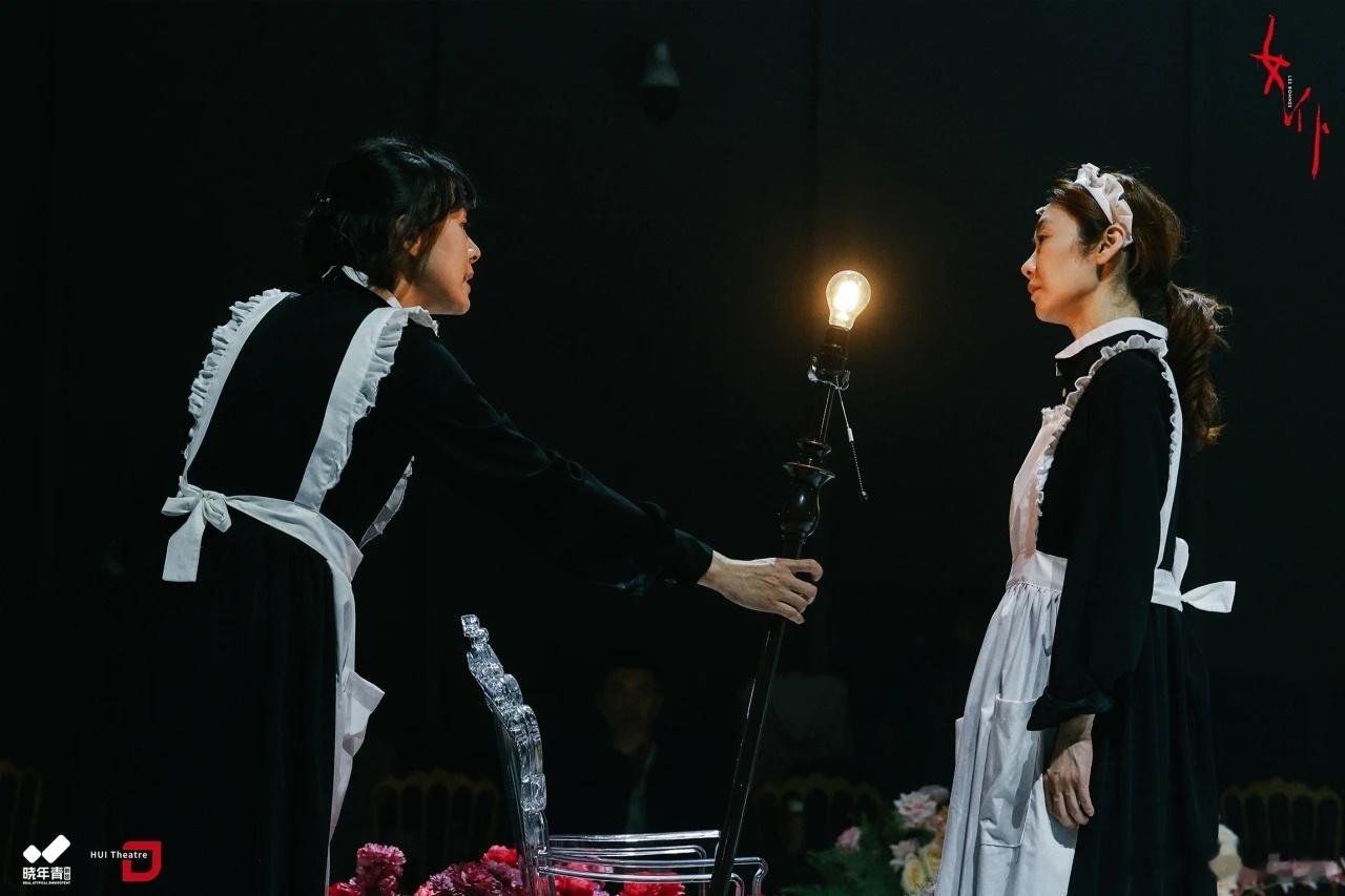 话剧女仆 微博演出季 感谢索朗日的邀请，儿童节当天看了晓年剧团版的《女仆》，生猛