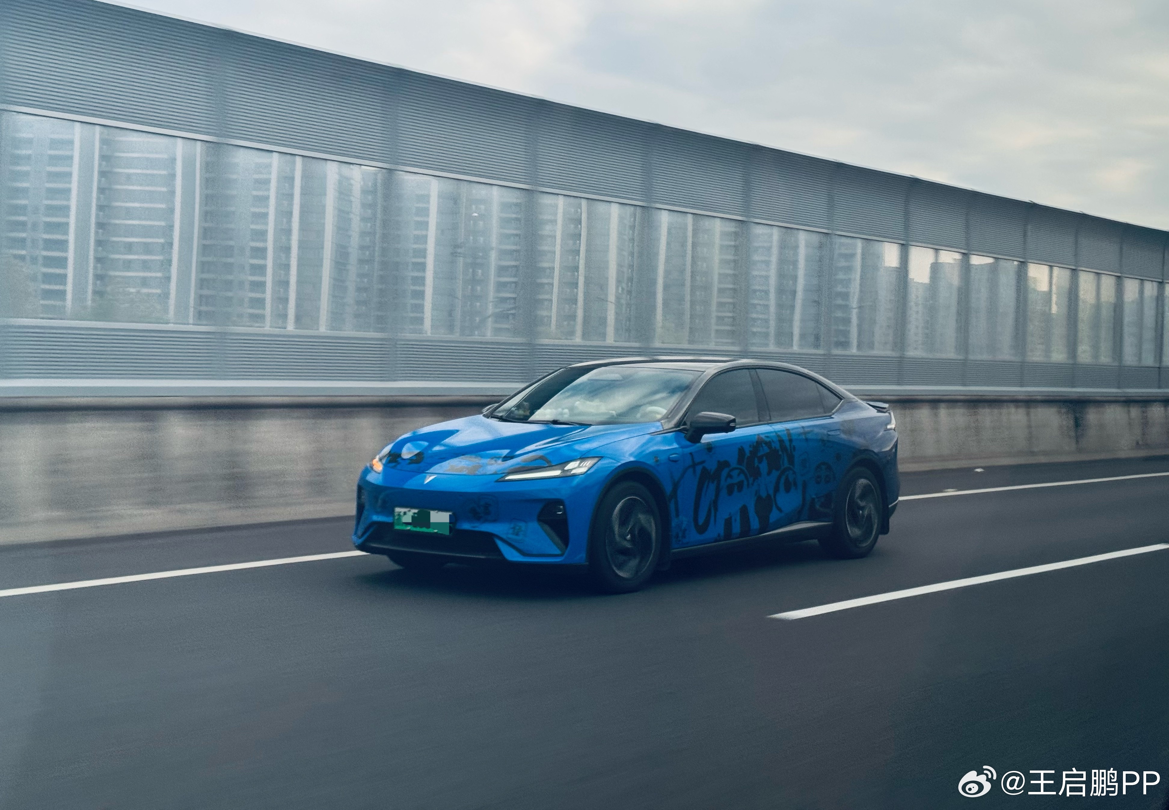 在杭州看到台涂装很哇塞的深蓝L07，深蓝配深蓝颜色，挺好看～我与汽车的日常深蓝汽