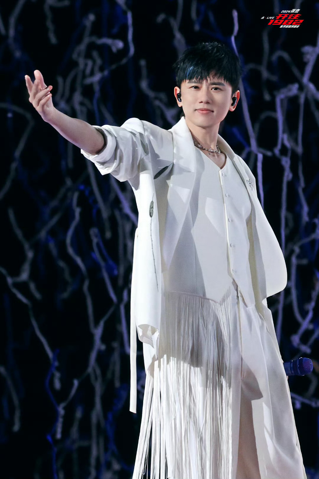 #张杰脸和身材各长各的#张杰以其年轻的面孔和健美的身材引起了广泛关注。他的脸部显