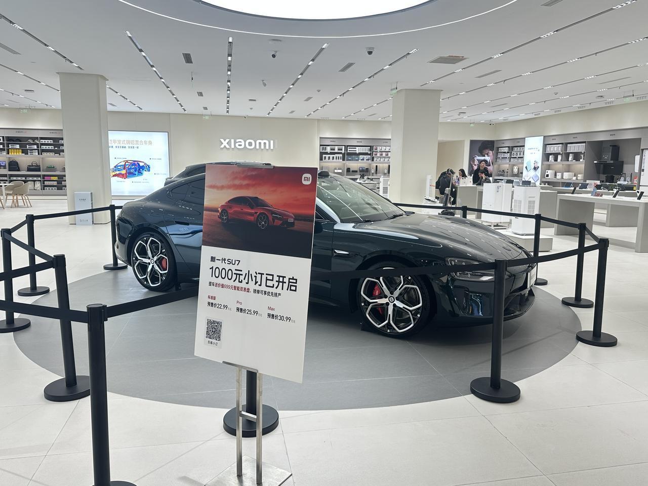 家门口的小米万达店里，新一代小米SU7到店了
主推色是绿色款的～靛石绿，实车看起