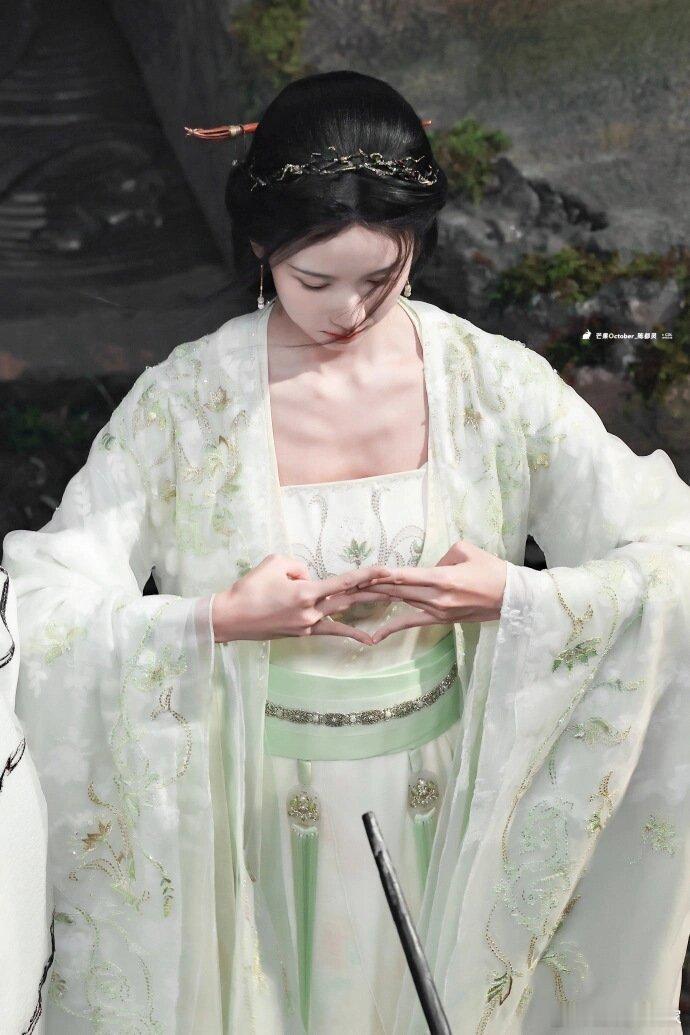 有钱版黄薇之大梦归离黄薇的布料质感真的比易小雅好太多，易小雅同时接几个组，衣服布