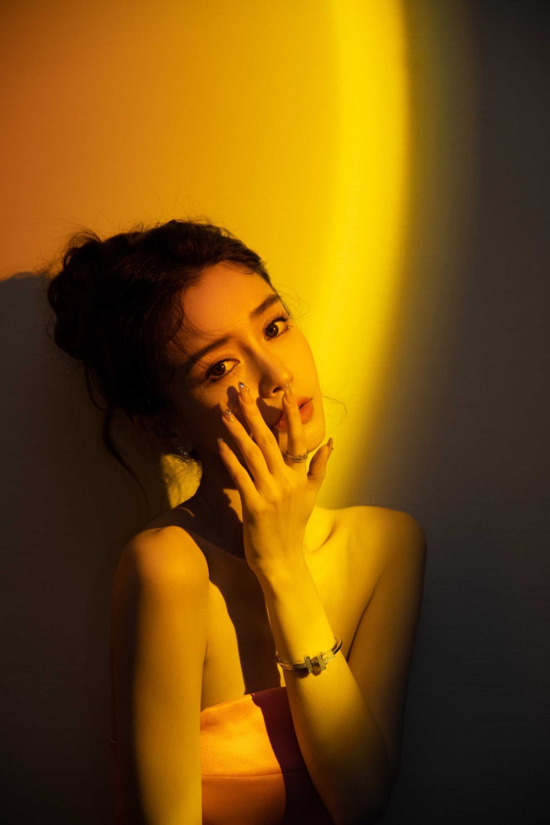 angelababy angelababy 人群自动退成布景，像被风吹散的铅笔画