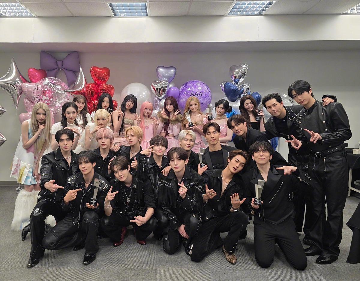 【Twi】星船家族AAA后台合照~IVEMonstaXkiiikiiiCRAVI