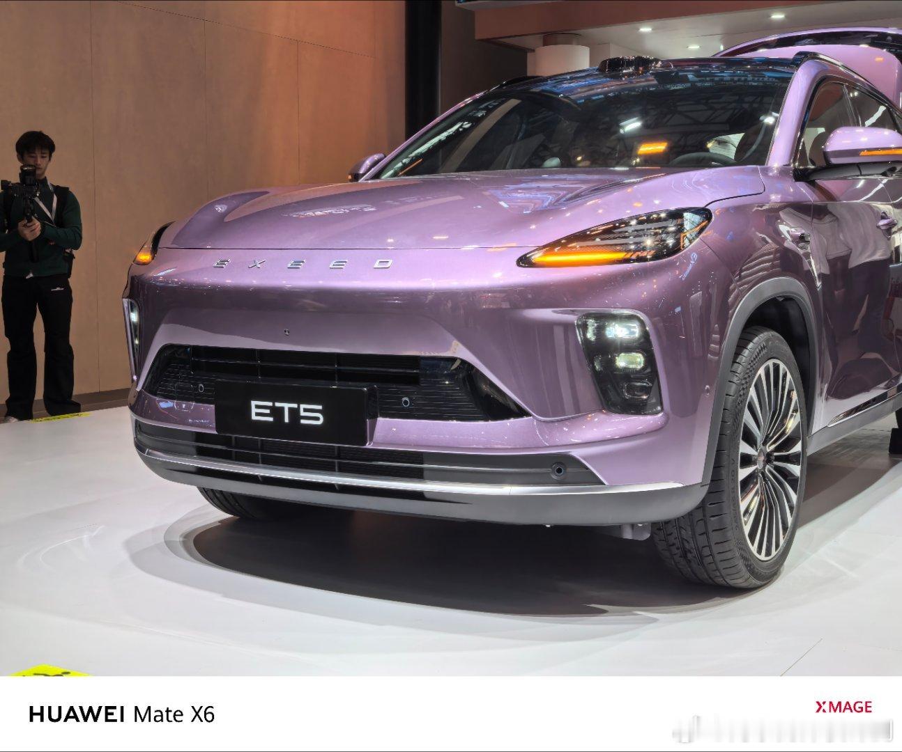 广州车展逛到星途展台，看到了我上周刚试驾过的星途ET5，这类Macan的前脸相当