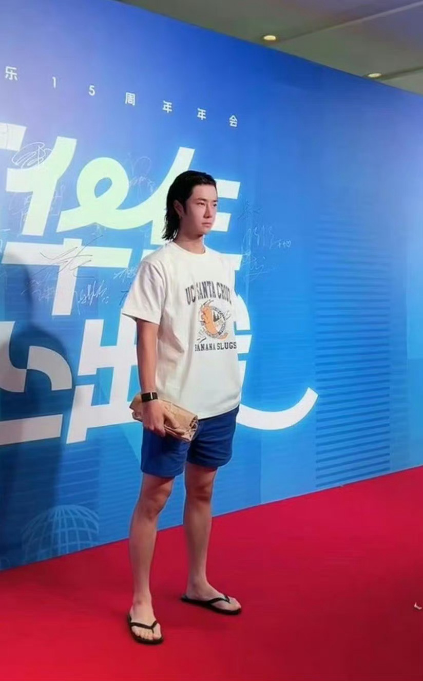 王一博算是彻底放飞自我了，大背头吃藕 ​​​