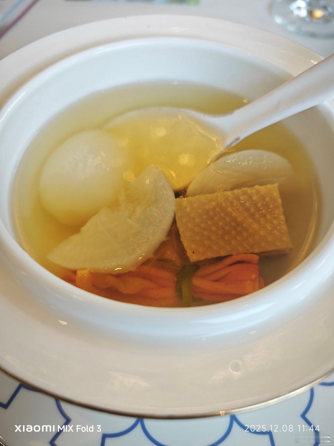 在扬州吃饭感觉要比很多地方高几个档次，实在是太美味了。 