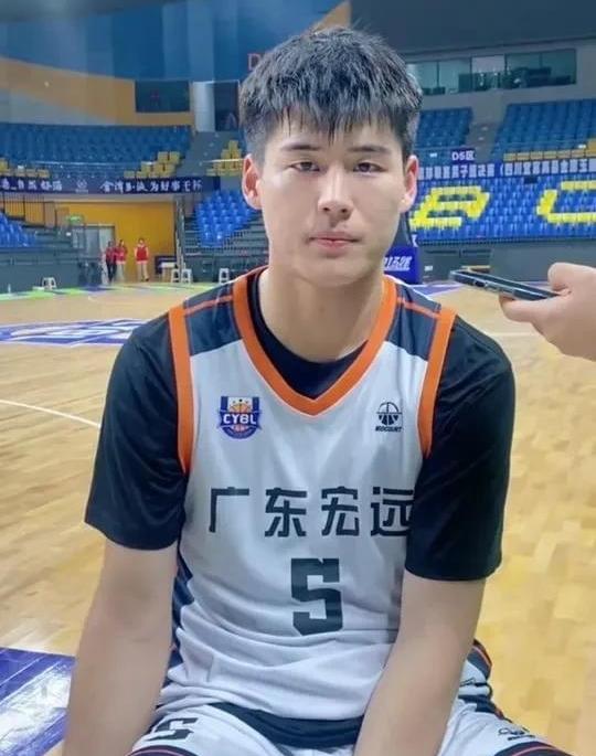 杜锋不给新秀陈家政更多上场时间？辽宁男篮有10人出场时间还不如陈家政多，其中辽宁