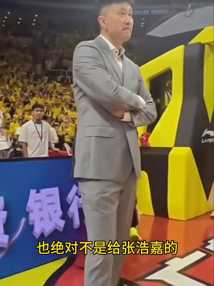 为什么两次绝杀机会都会给到张浩嘉？从杜锋赛后意味深长的笑容来看，他暂停画的战术也
