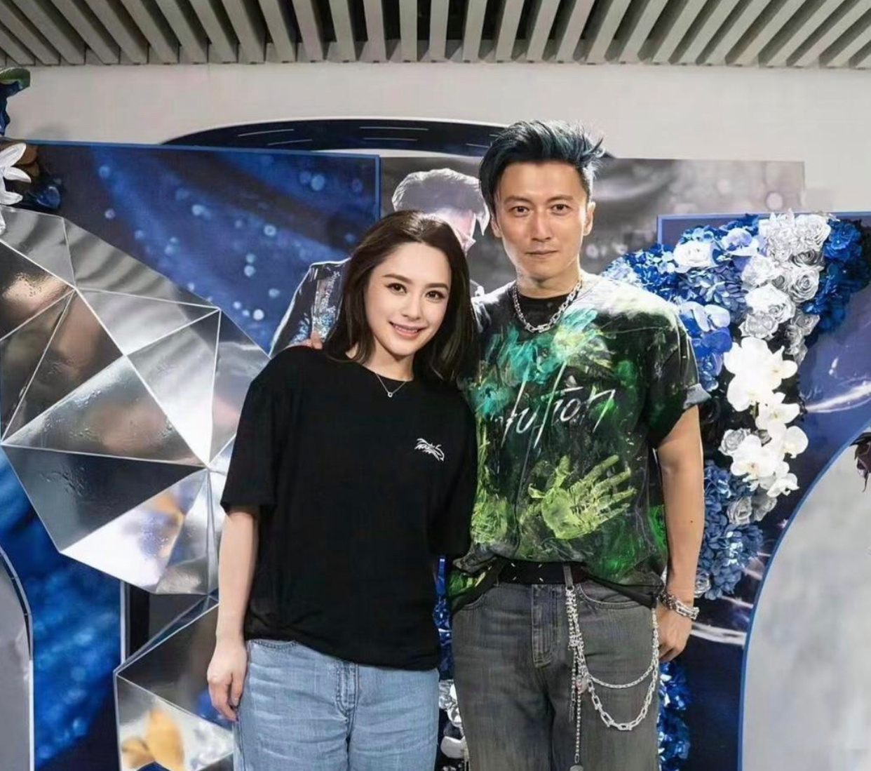 谢霆锋拍这张的时候应该很紧张吧！ 