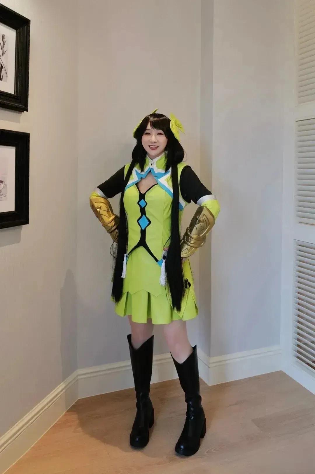 看这张照片，傅首尔虽然和老刘离婚了，心里还是住了个少女。这和很多中年婚姻失败的女