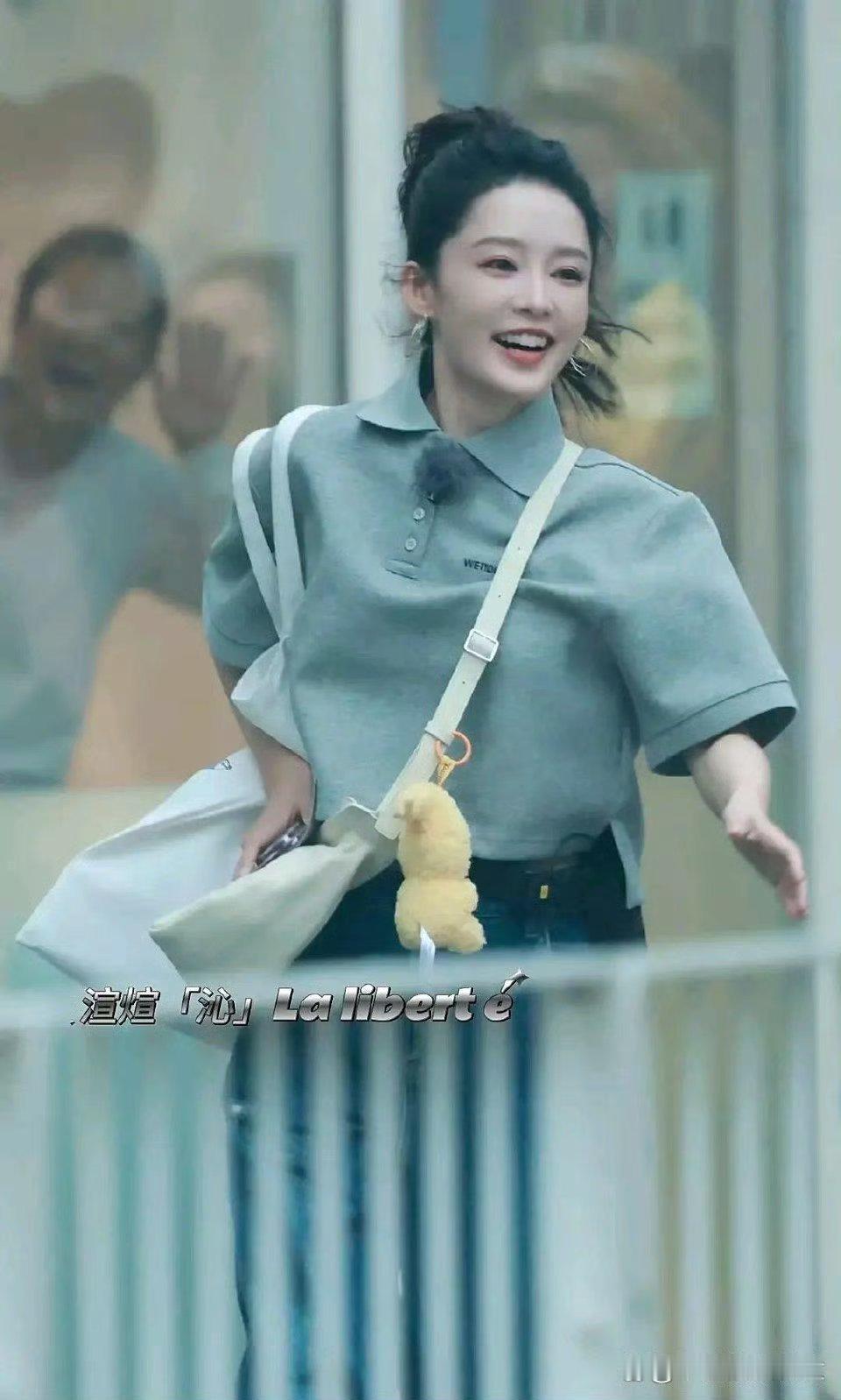 李沁这么豪迈吗，和想象中不一样！还以为是高冷美女呢。 ​​​