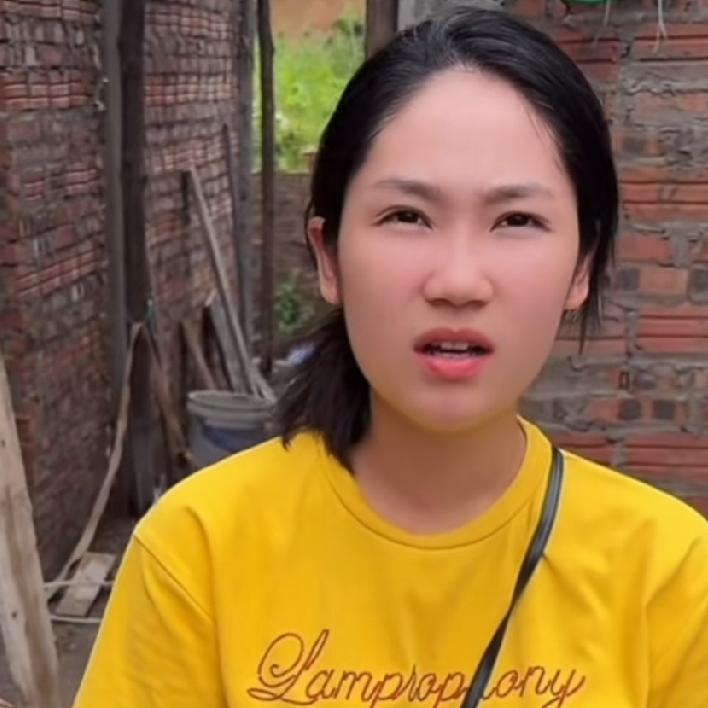 小松秋秋在越南省城安沛建民宿，秋秋在工地一直是穿着拖鞋，不小心工地散落的钉子把秋