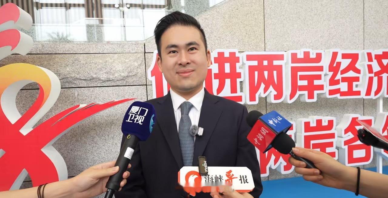 感谢厦门《海峡导报》抓拍到我这几张照片，见到自己笑的画面，而且是如此自然，真是非