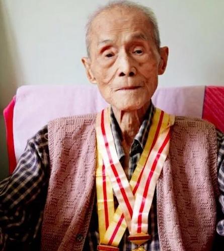 2001年，上海静安区一条老弄堂里，有个看车棚的老头叫姚子健，邻居们只知道他姓姚