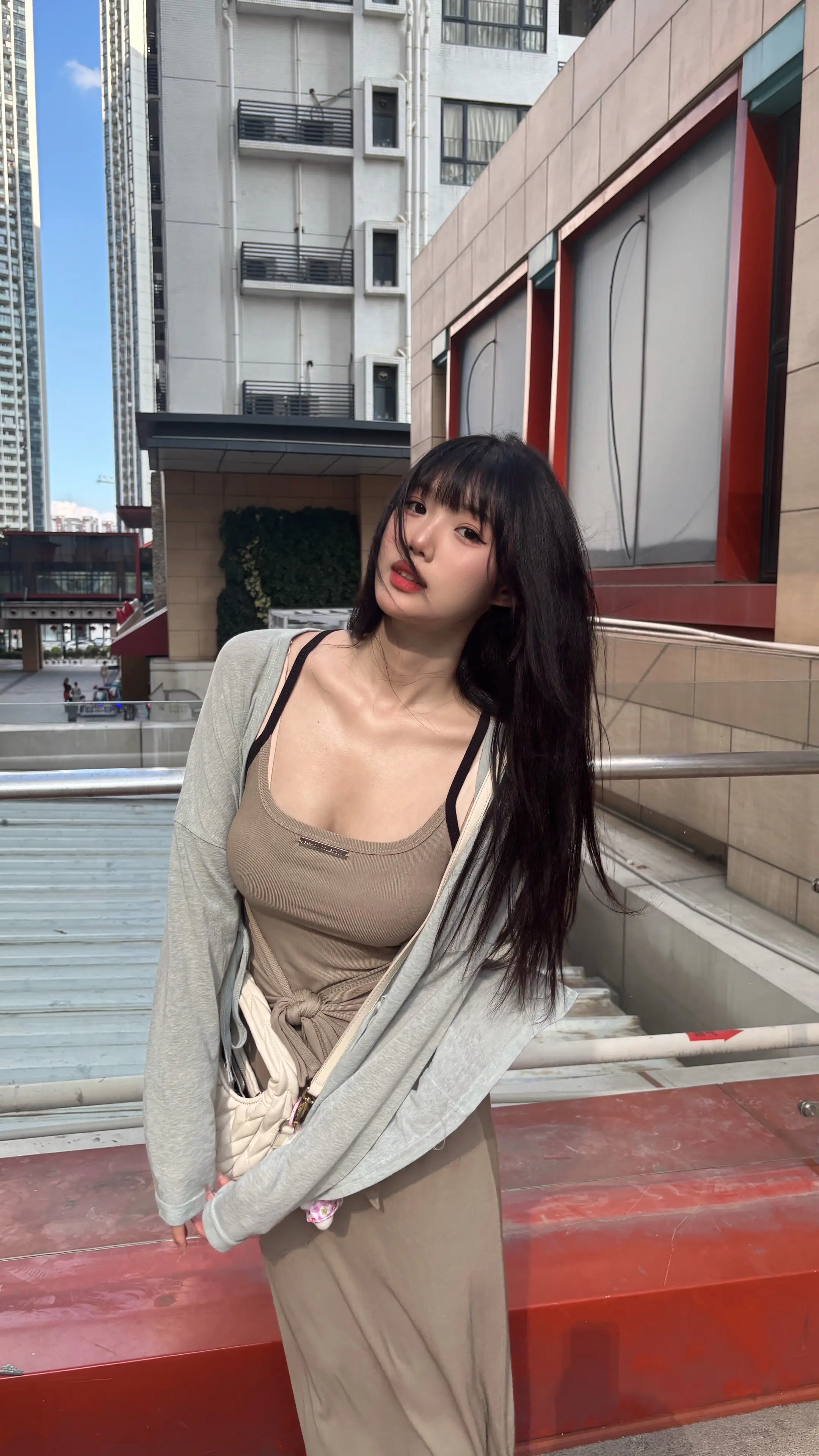 羞答答的玫瑰 静悄悄的开。