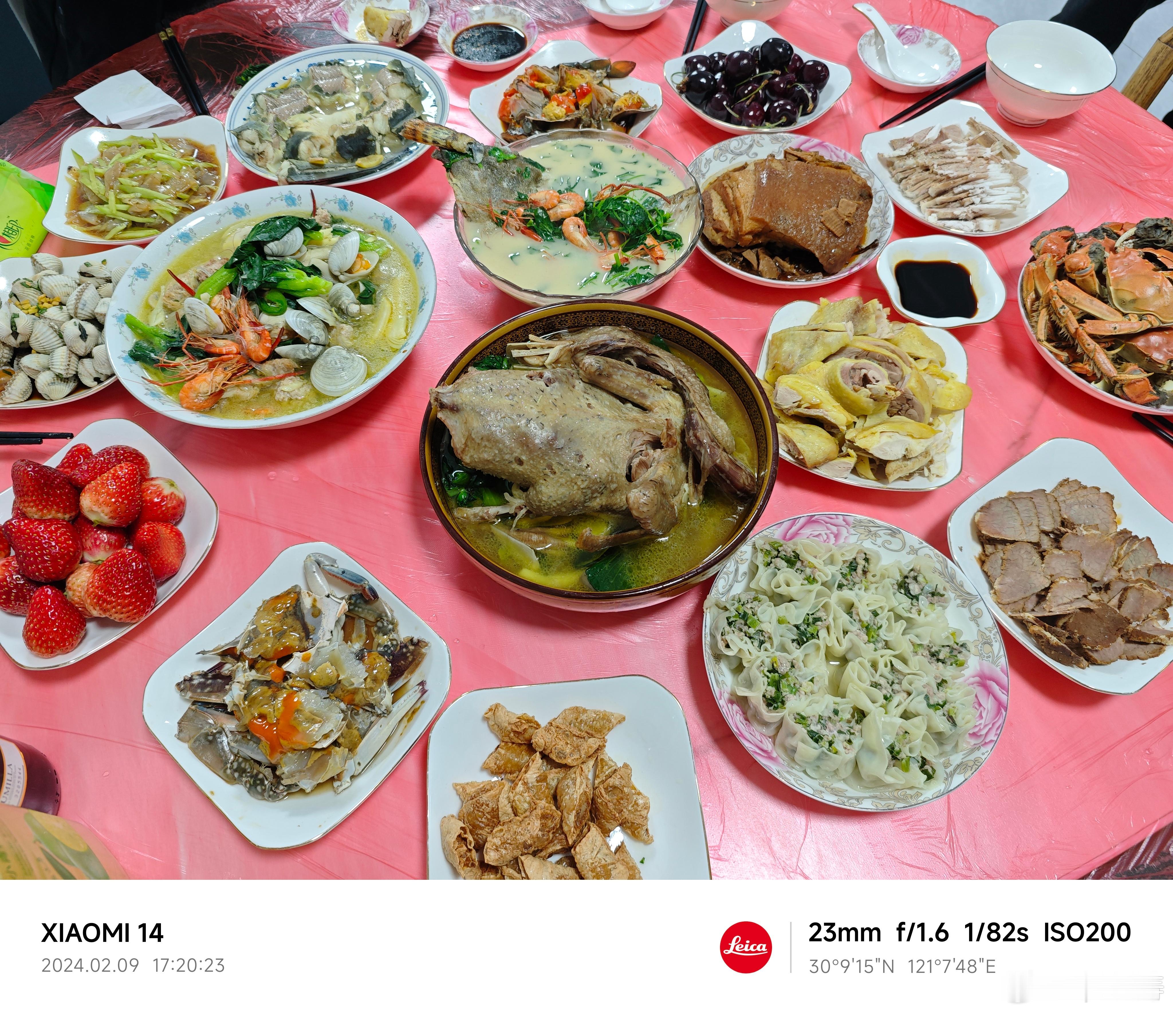 年夜饭开始了，今年这小子嘛木嘛木叫着要上桌吃饭了。  ​​​