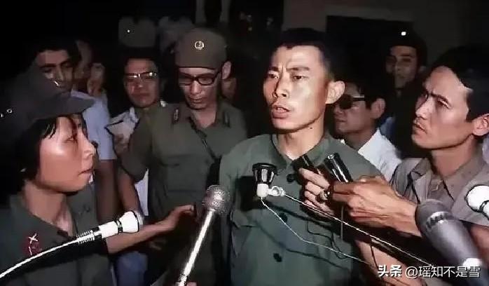1984年，老山前线，不愿丢弃战友遗体的汪斌，被越南记者团团围住。他也是这场战斗