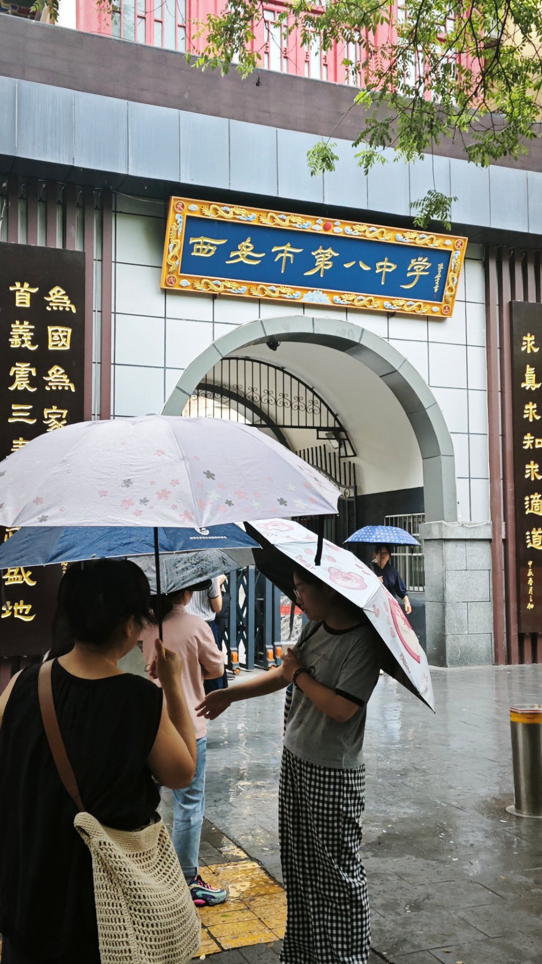 好运游天下 黄石应该没有哪个初中这个时候还在补课吧，西安第八中学门口堆满了家长和