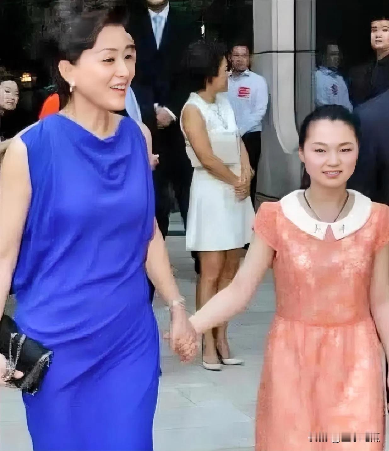 杨澜手牵着女儿，画面格外温馨。杨澜脸上满是温柔笑意，目光里尽是对女儿的宠溺。
女