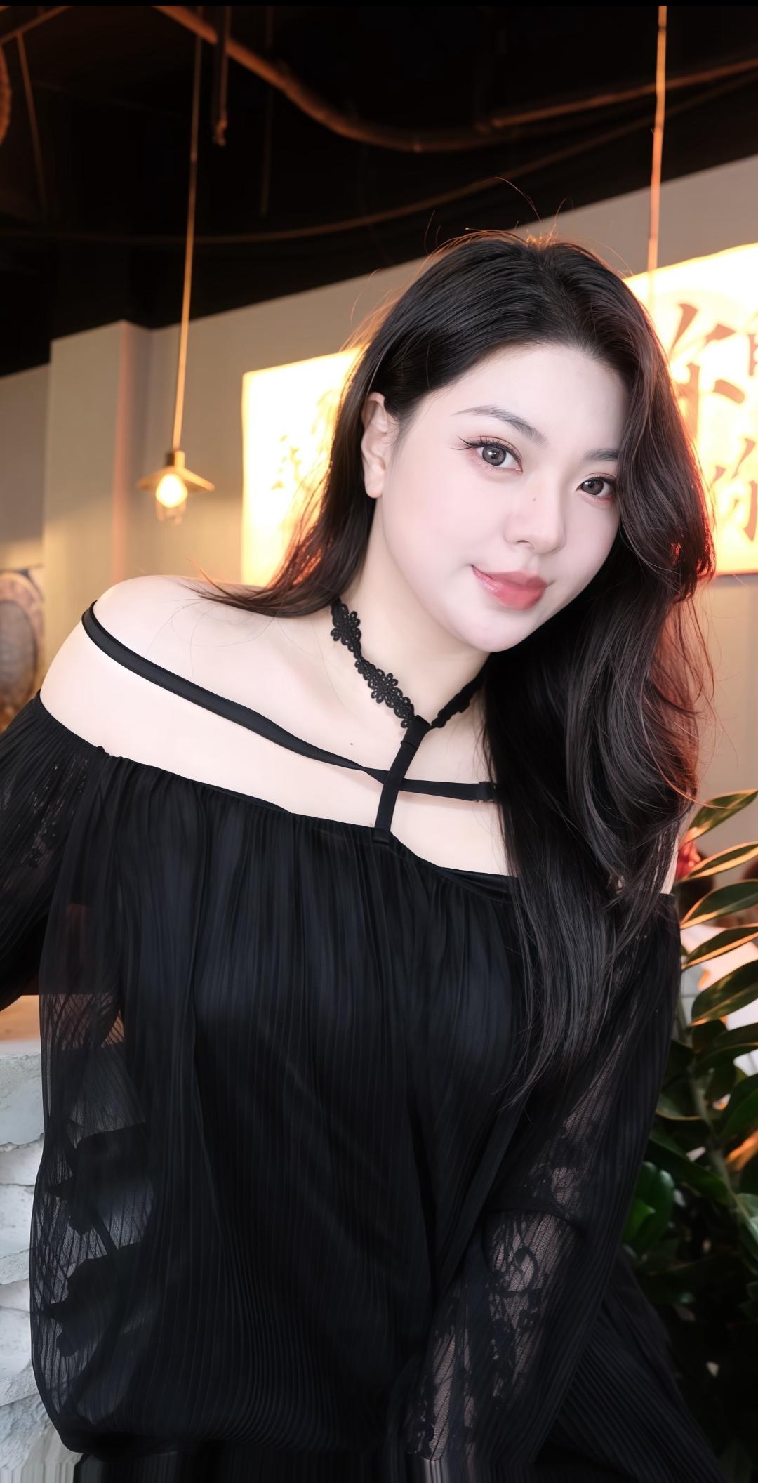 黑衣美人，笑靥如花。