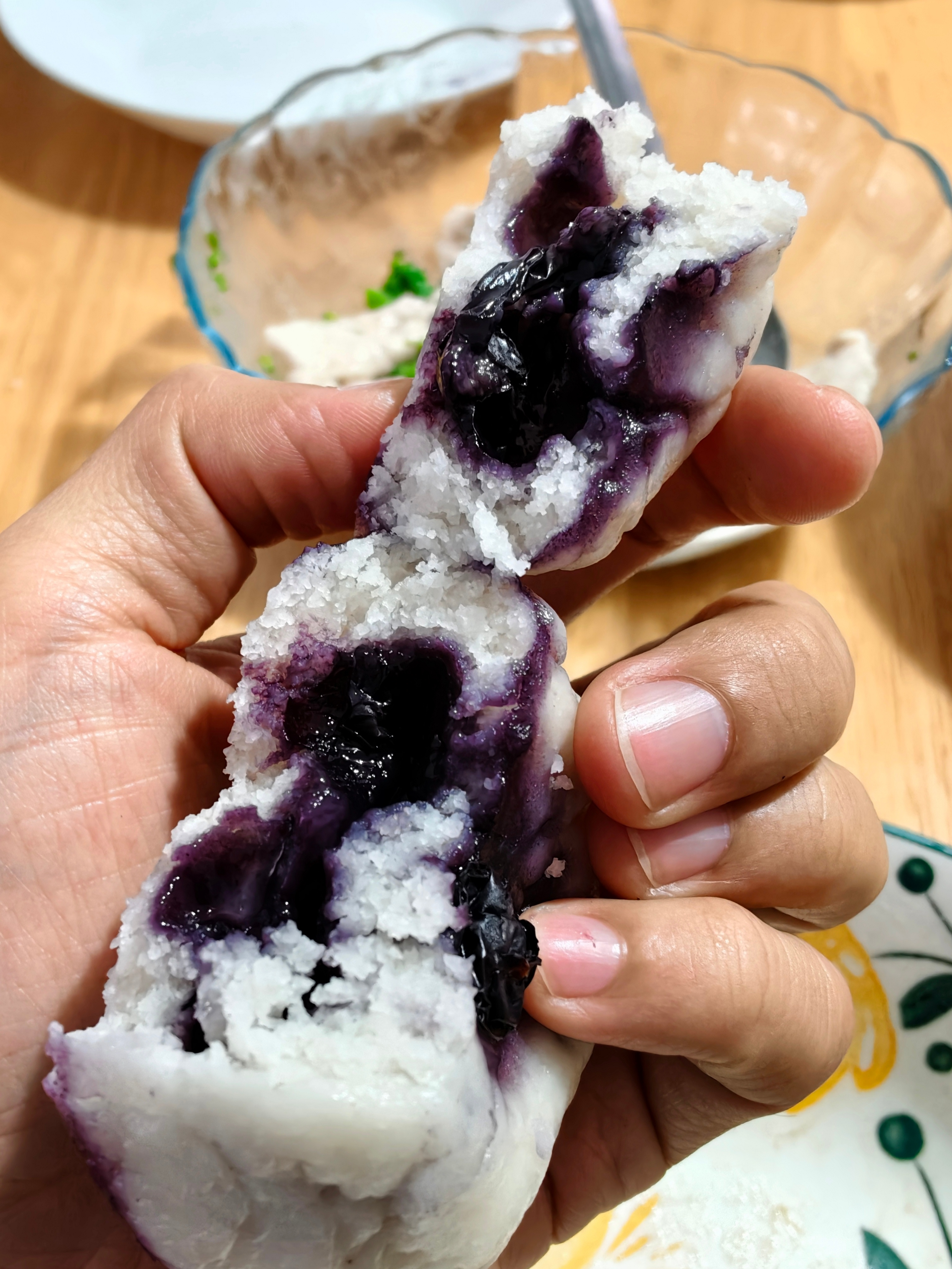 领导做的蓝莓馅儿米糕，还行挺甜的 