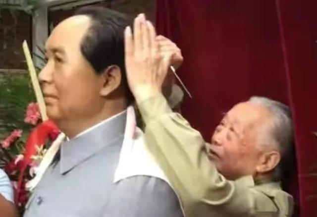 1959年9月最后一天，钱水桃来给毛主席理发，一想到明天是国庆节，心想能不能给毛