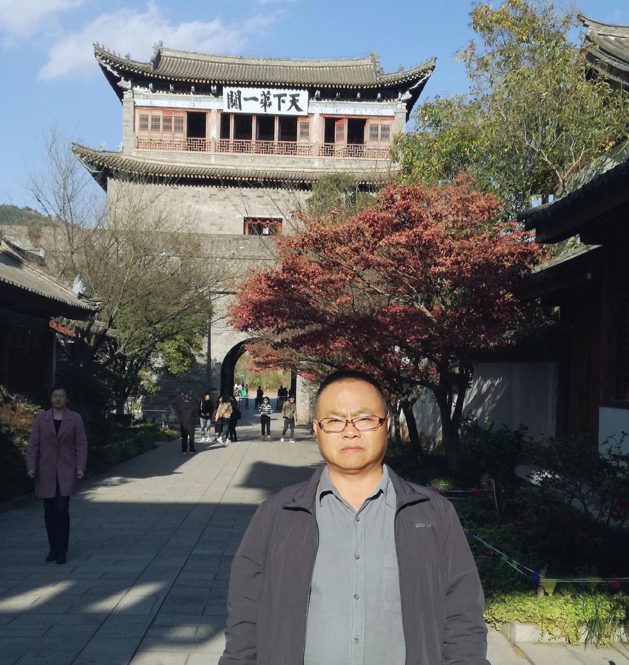 我的祖国，地域辽阔，山河壮丽，历史悠久。当我伫立在这巍峨的雄关之前，指尖轻触那斑