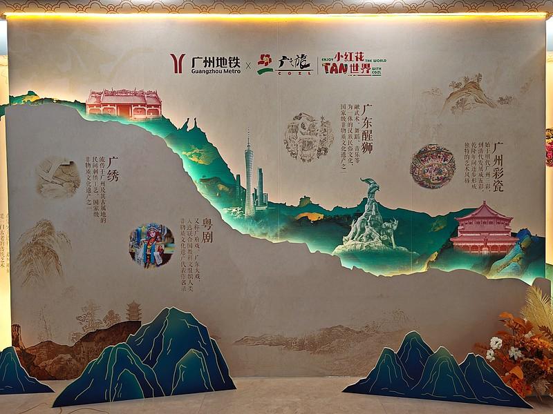 大湾鸡走红背后可不简单。这形象融合了大湾区多元文化特色，憨态可掬的模样一下就抓住