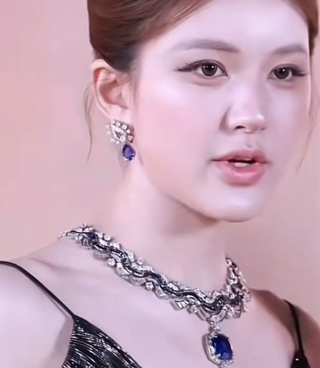 赵露思现在看起来怎么一脸男相？ ​​​