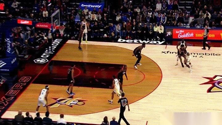 就刚刚，眼睛都没眨，一个黑影“嗖”一下就把球断了。
然后整个球场，瞬间就成了他一