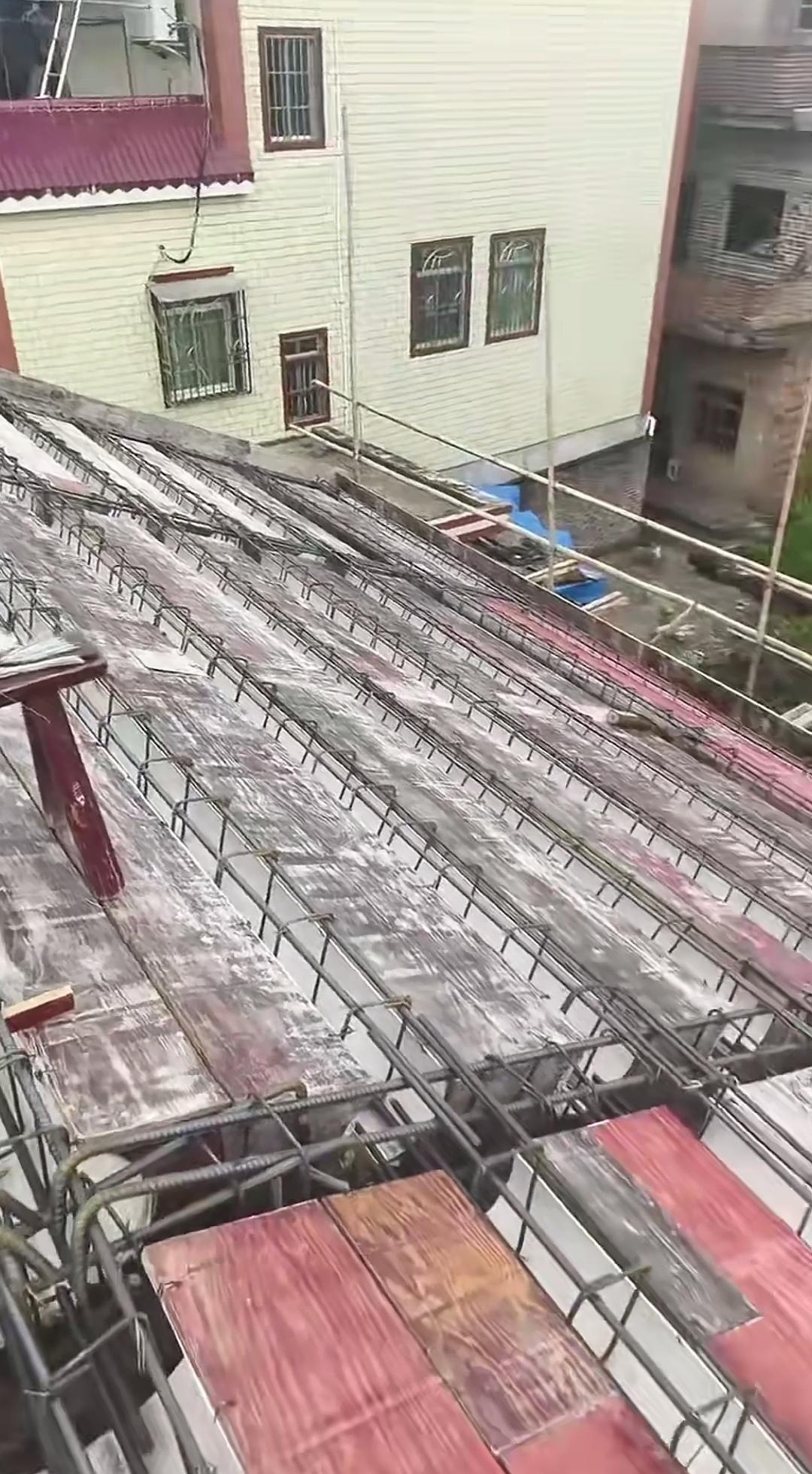 用半截PVC圆管充当斜屋面横梁的底模，着实少见！
斜屋面支模的施工现场，坡面钢梁