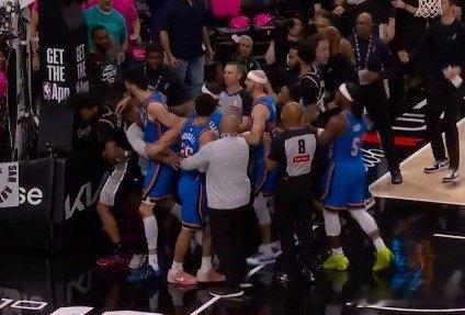 火药味拉满！NBA西部决赛G3爆发大规模冲突 米切尔恶意犯规引双方球员对峙 马刺