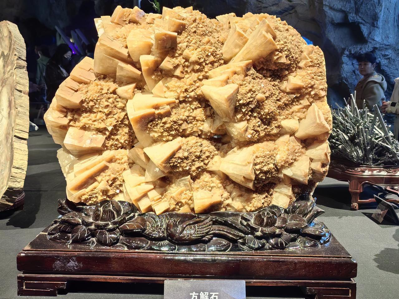 早上挤地铁，被人踩了一脚没道歉。本想发火，抬头看见他满脸倦意，突然心软——算了，