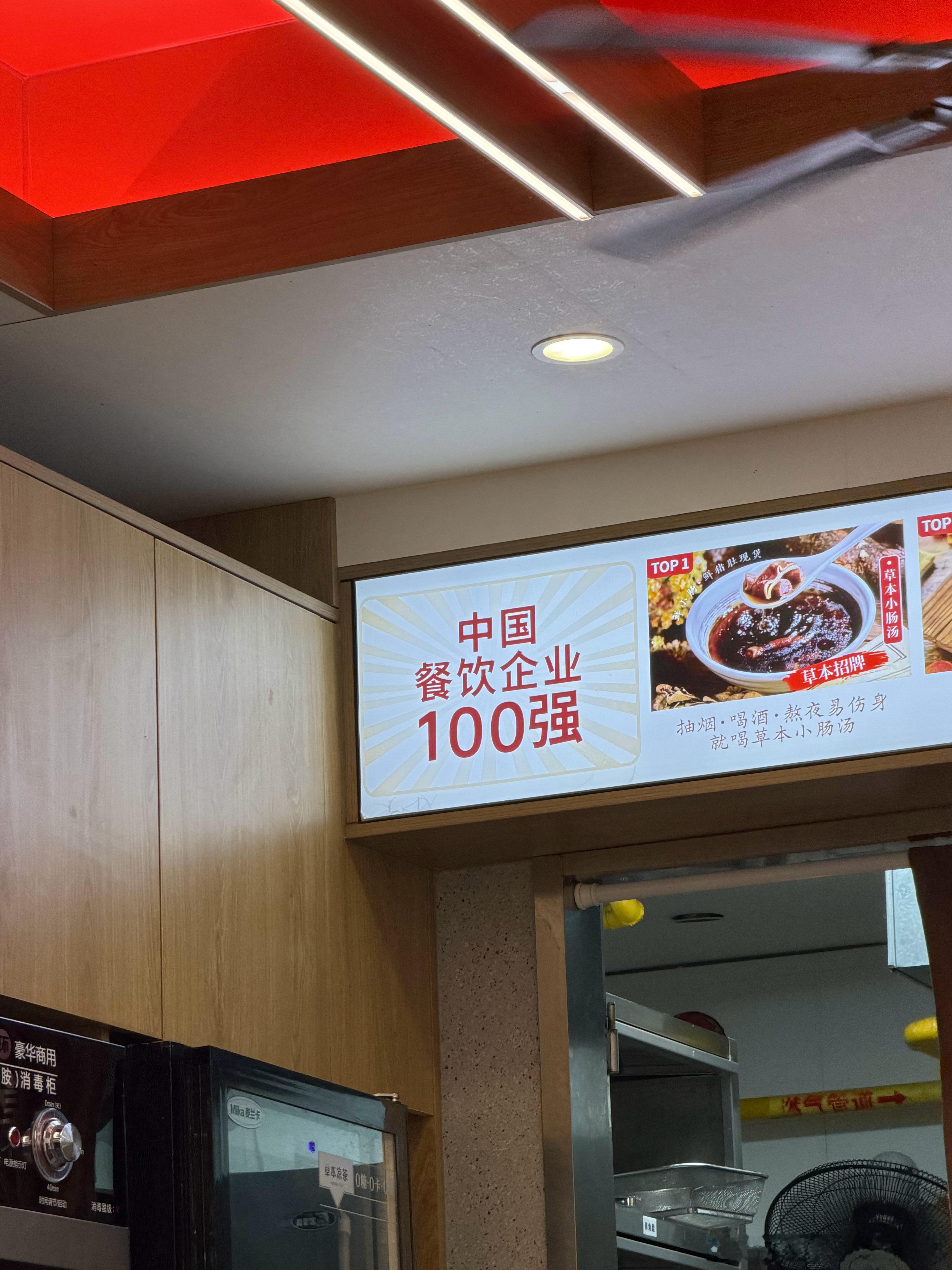 第一次来吃，图个方便，但见只有一年轻店员忙里忙外，接单、煮菜、热🍚、收拾，还要