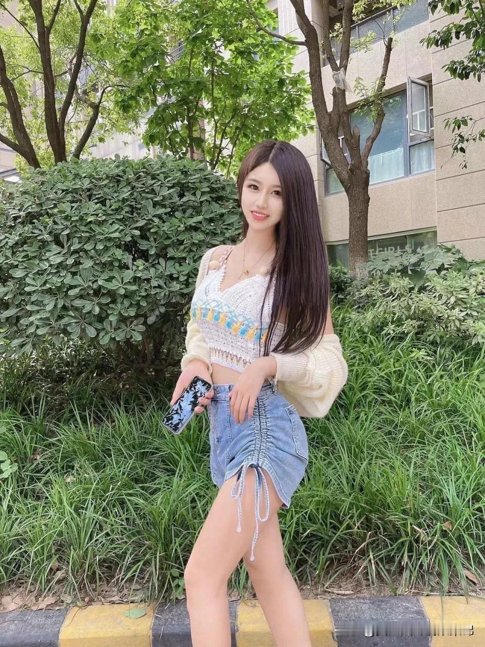 绿树阴中倚，轻纱拂面来。时尚美如画 分享绝美佳人照 分享绝世佳人照 风姿绰约美佳