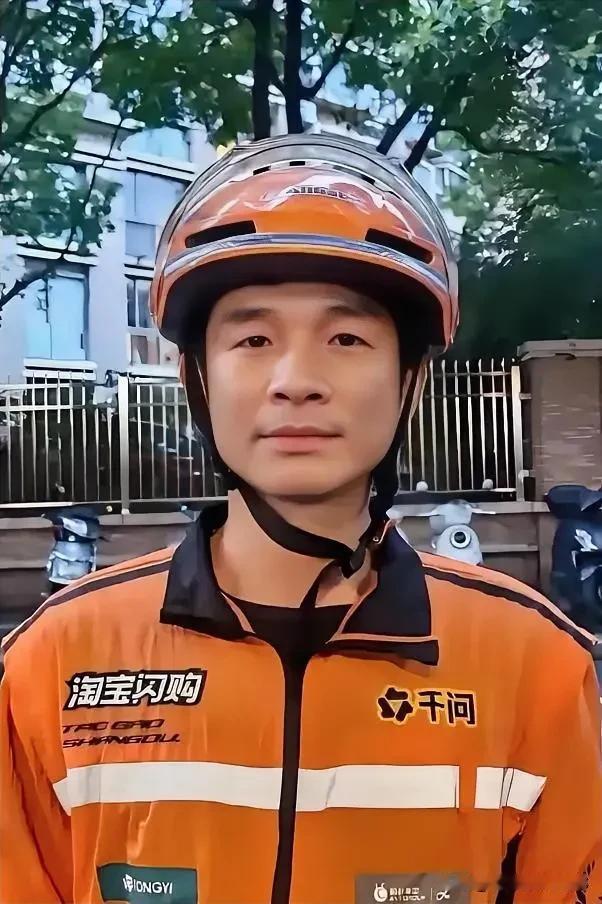 上海外卖员潘兆斌，被中央政法委点名表彰；潘兆斌在3月24日送外卖的时候，看见一个
