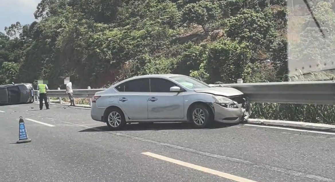 6月22日，玉林北宝路某油站路口两车碰撞致一辆侧翻，另外的一辆车头受损！同城热点