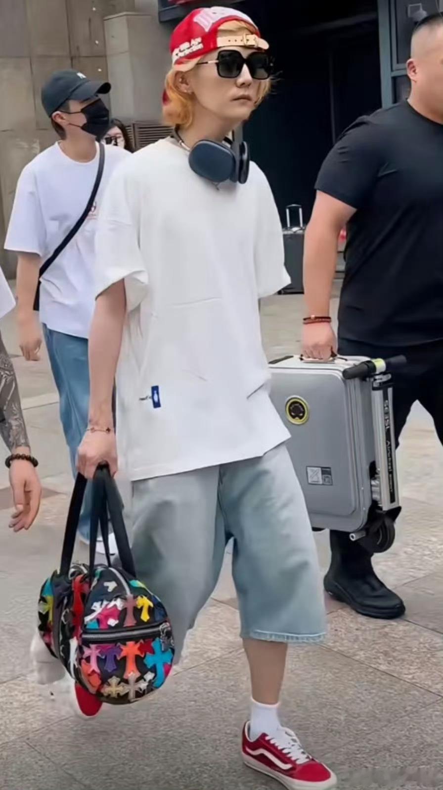 鹿晗消瘦模样大变这是不是有点儿太瘦了啊[傻眼] ​​​