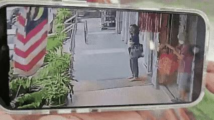 两人是邻居，是怎样的隔阂让女邻居对男邻居痛下杀手呢？按理讲，同性相斥，异性相吸，