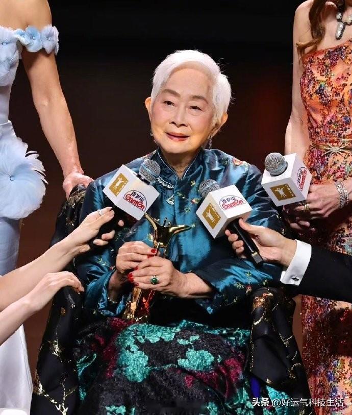 光影薪火，代代相传！99岁卢燕获上海电影节终身成就奖，从张艺谋手中接过奖杯，全场