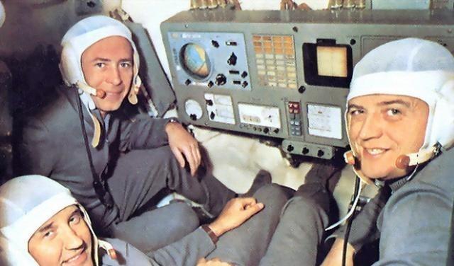 1971年，三名苏联宇航员在空间站工作23天后，成功返回地球。地面工作人员打开返