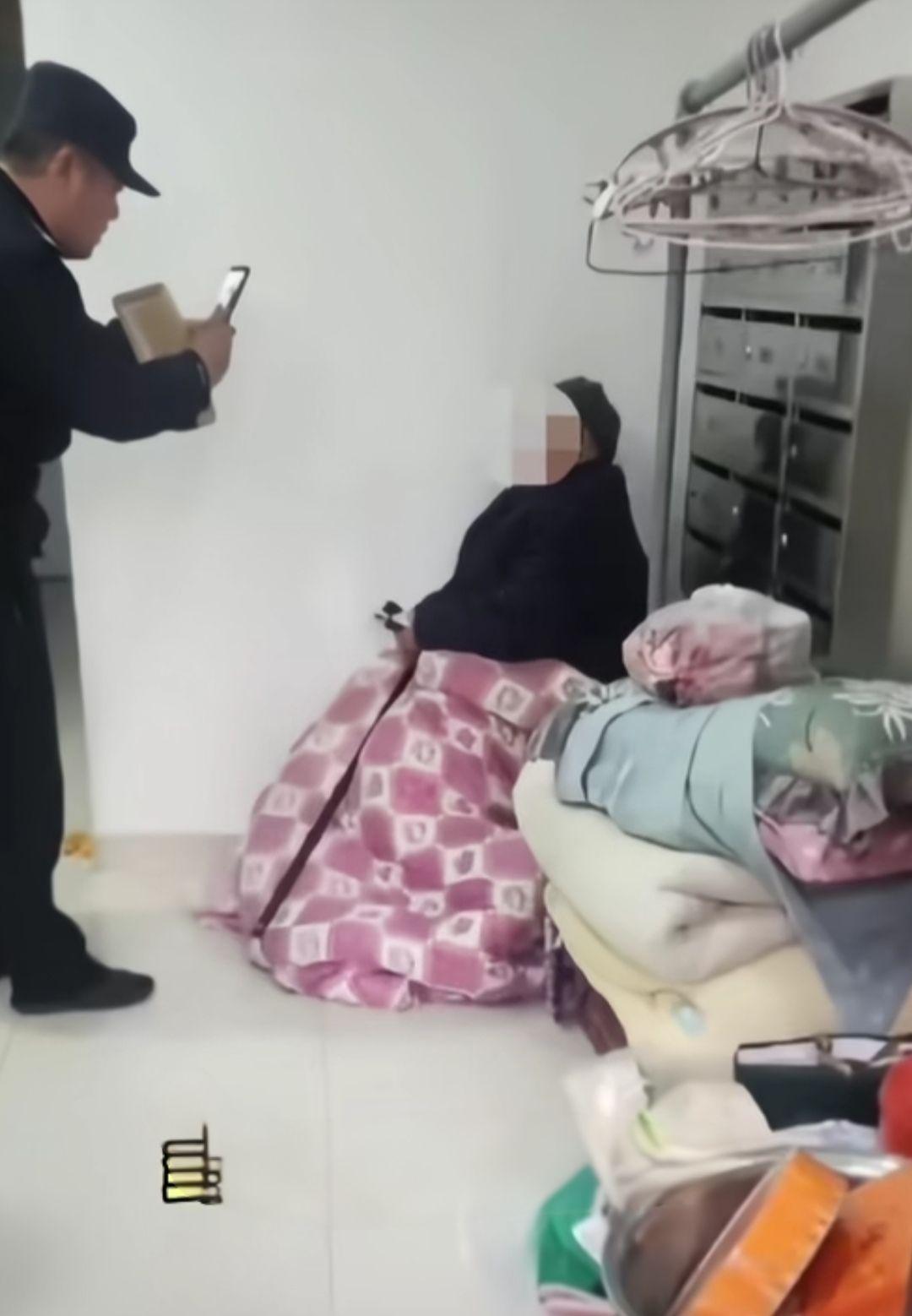 94岁老人楼道打地铺，瑟瑟发抖！

多子女赡养之悲！12月2日，江苏南通一位94