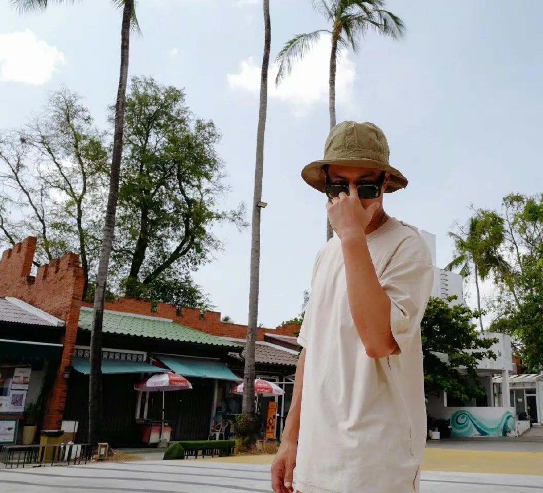 杨祐宁晒老婆孕肚照，还高兴的给女儿表演武术在提气扎马步，夫妻两人穿的十分随意，都
