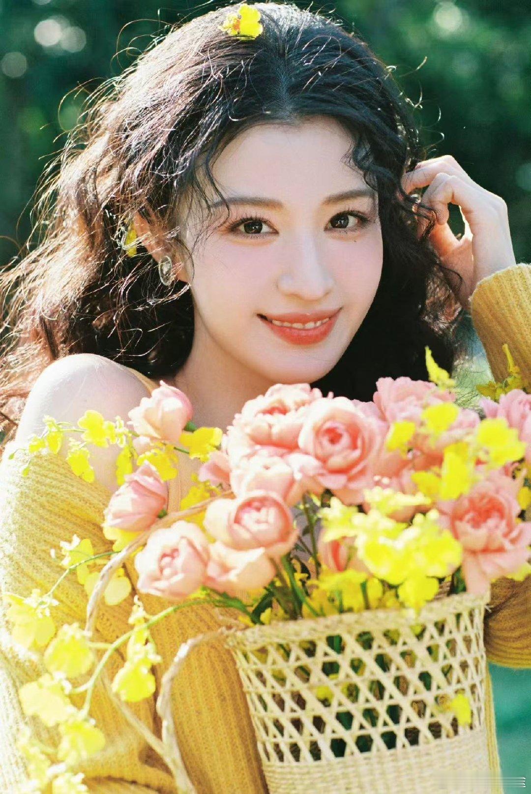 比亚迪元PLUS代言人王楚然氛围感直接拉满啦～王楚然气质温婉又灵动，温柔雅致的风